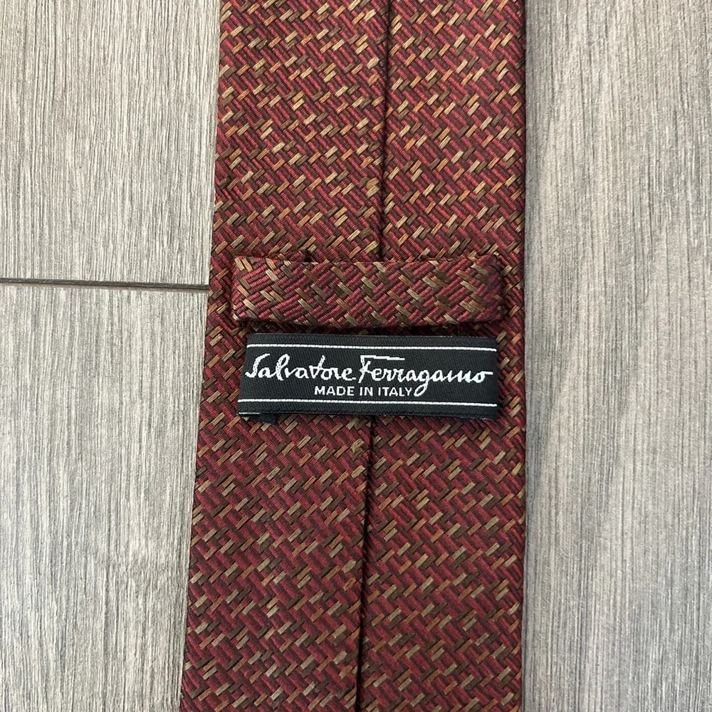 Salvatore Ferragamo Made In Italy Silk Tie Burgundy Gold Beautiful!